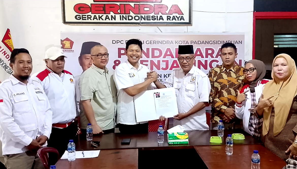 Perwakilan Tim Jon Sujani Pasaribu, Iswandi Arisandi, saat mengembalikan formulir pendaftaran Bacakada ke DPC Partai Gerindra Kota Padangsidimpuan