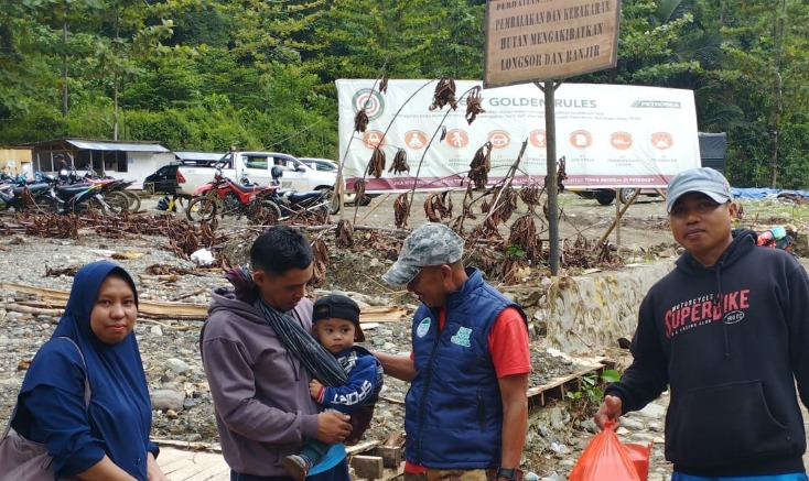 KKLR Sulsel Kembali Salurkan 300 Porsi Nasi Kotak untuk Warga Korban Banjir di Desa Kadundung Luwu