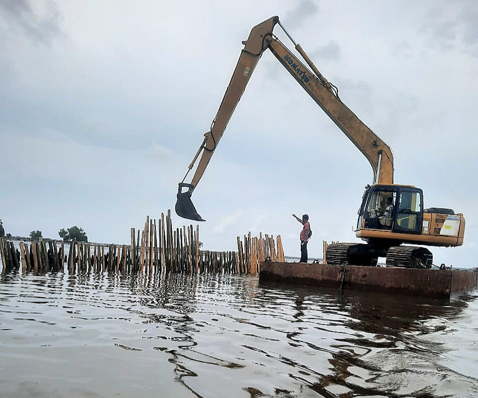 Alat berat di Pesisir Pantai Tarumajaya dan Muara gembong