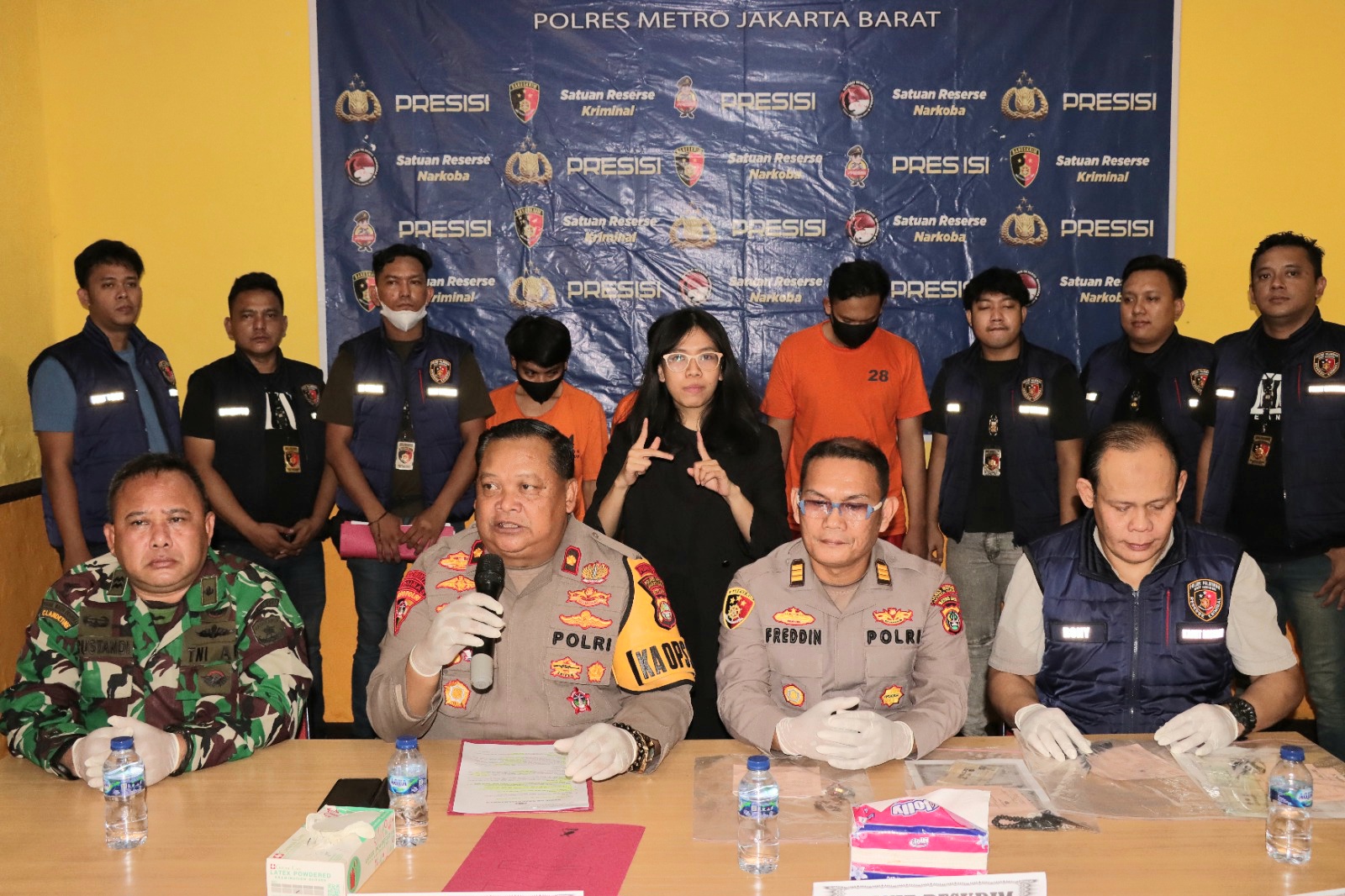 Kapolsek Palmerah Polres Metro Jakarta Barat Kompol Sugiran didampingi Kanit reskrim AKP Roni S.Ag, SH saat konferensi pers di Mapolsek Palmerah