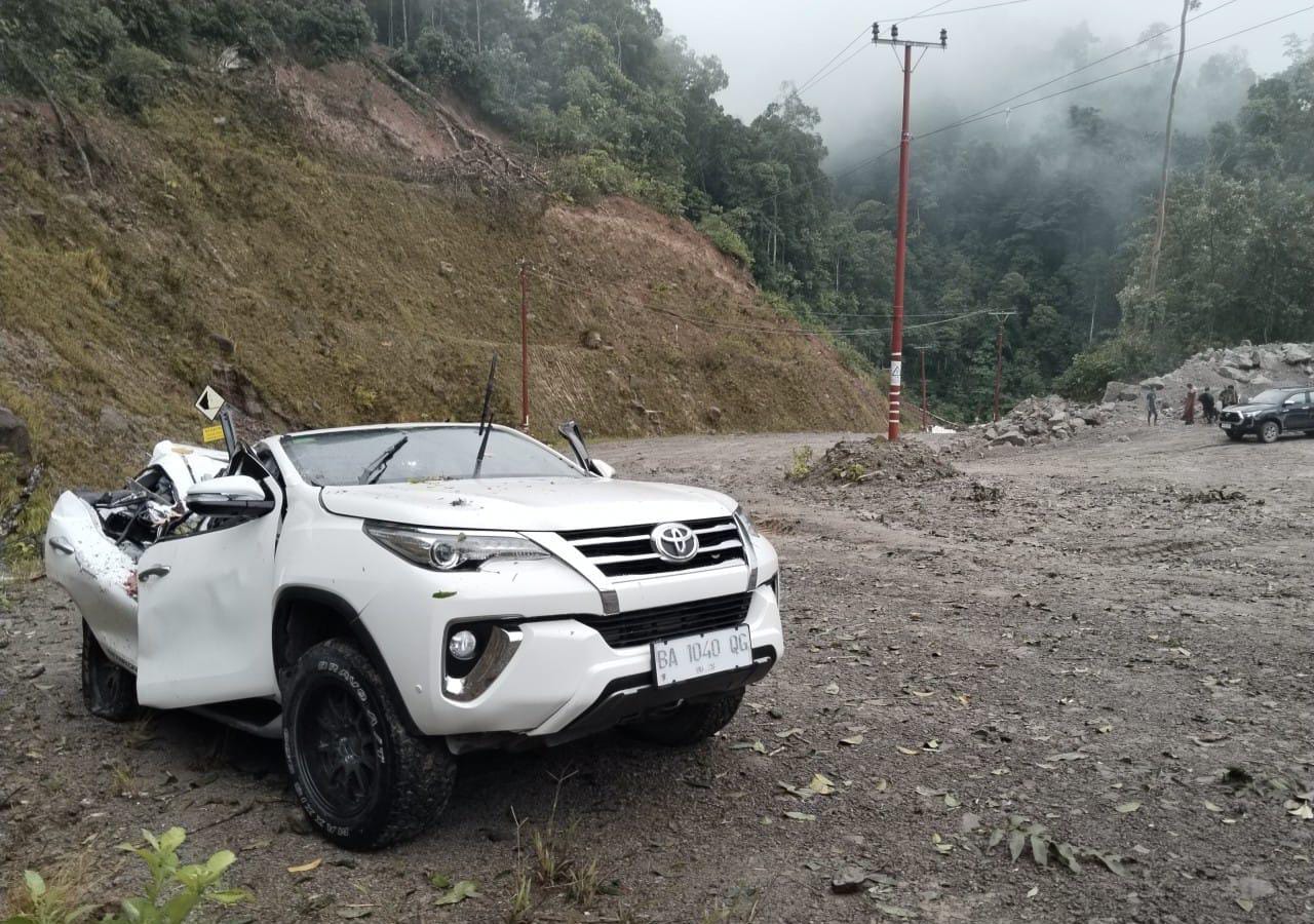 Beginilah kondisi satu unit mobil proyek PLTA Simarboru yang tertimpa Pohon tumbang hingga menewaskan seorang TKA dan mengakibatkan luka-luka supir beserta seorang penumpang lainnya