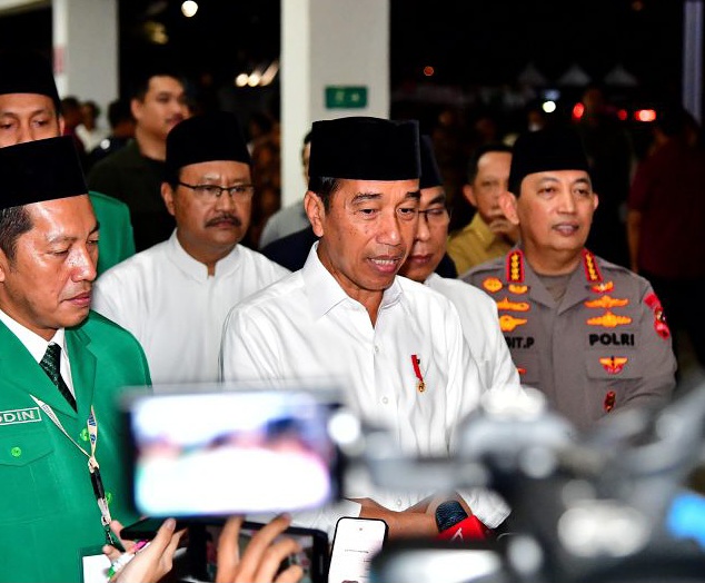 Presiden Joko Widodo saat memberi keterangan kepada awak media