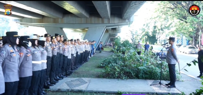 Apel persiapan pengamanan aksi May Day yang dipimpin Kapolrestabes Makassar.