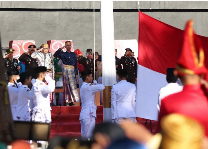 Danny Pomanto saat upacara hari pendidikan Nasional.