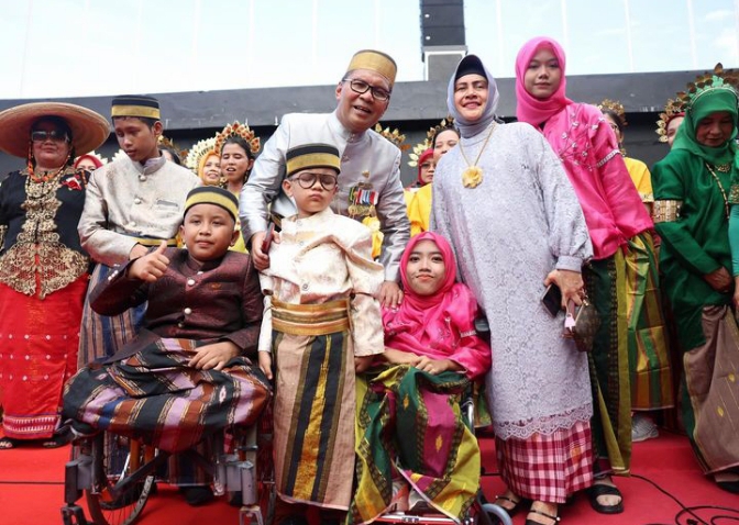 Indira Yusuf Ismail bersama Danny Pomanto di upacara hari pendidikan Nasional.