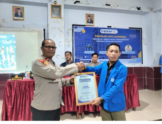 Kapolsek Bontoala bersama Mahasiswa Universitas Muhammadiyah Makassar.