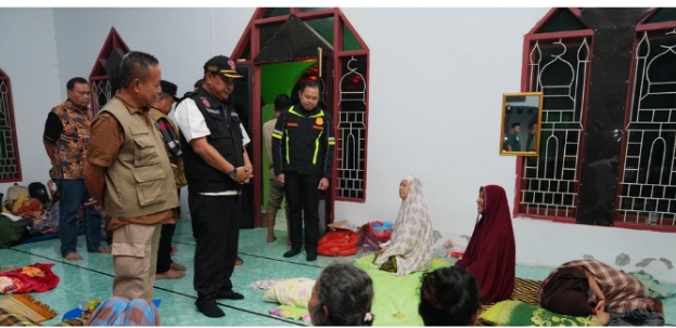 Pj Gubernur Sulsel bersama warga yang terdampak banjir di Kabupaten Luwu.