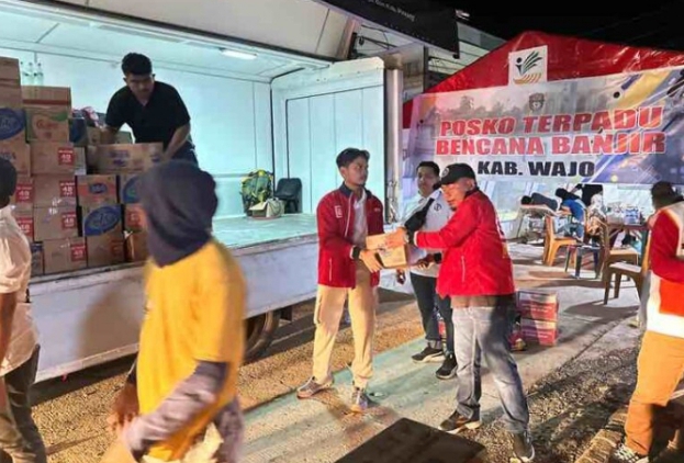 Penyaluran bantuan oleh Pemkot Makassar - IKA Unhas di Sidrap.