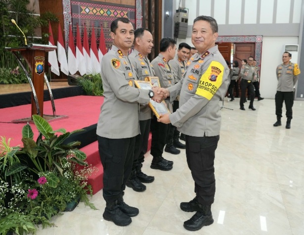 Kapolda Sumut, Irjen Pol Agung Setya Imam Effendi, menyerahkan award ke Kapolres, AKBP Yasir Ahmadi, karena Polres Tapsel, menjadi Polres terbaik atau peringmat pertama pada pengelolaan medsos