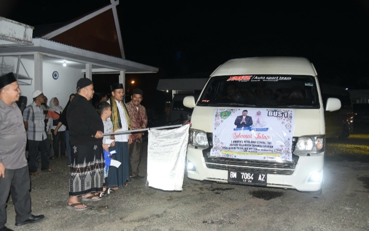 Bupati, Dolly Pasaribu, saat melepas 50 peserta utusan Kafilah dari Tapsel untuk ikuti TC MTQ ke-39 tingkat Provinsi Sumut tahun 2024