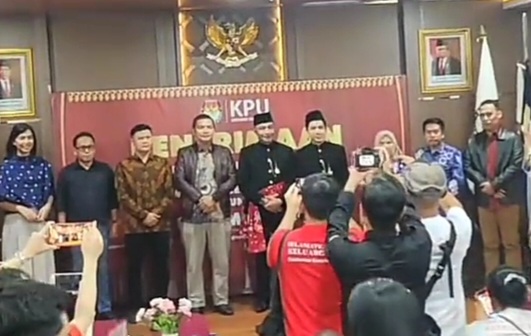 Dharma Pongrekun dan Kun Wardana saat menyerahkan dokumen persyaratan ke KPU DKI Jakarta