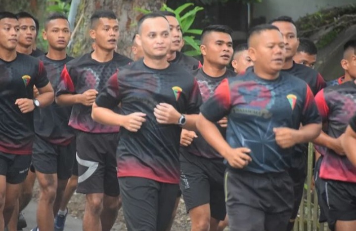 Guna menjaga tubuh agar tetap bugar, Danyonif 123/RW, Letkol Inf Anhar Agil Gunawan, dan ratusan prajurit di satuan yang ia pimpin melaksanakan olahraga lari pagi bareng