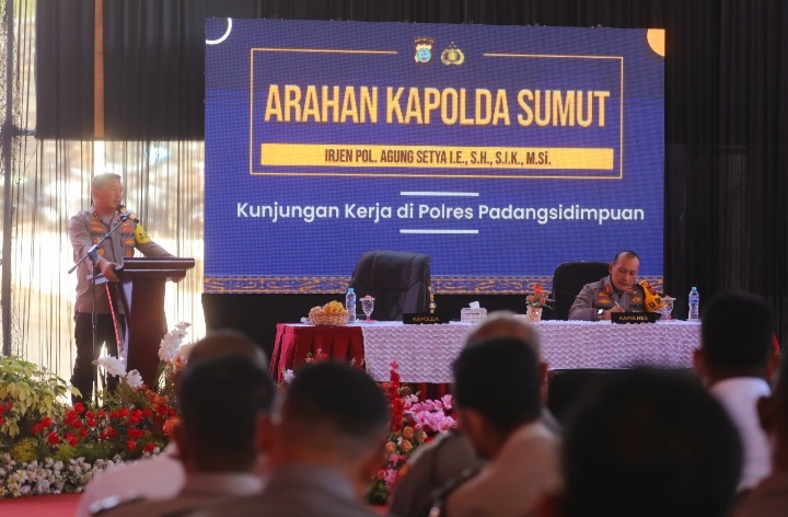 Kapoldasu, Irjen Pol Agung Setya Imam Effendi, didampingi Kapolres, AKBP Dudung Setyawan, memberikan arahan ke personel di sela kunker ke Mako Polres Padangsidimpuan