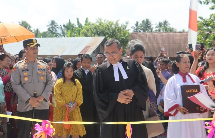 Kapolres Tapsel, AKBP Yasir Ahmadi, di sela prosesi pengguntingan pita pada pesta peresmian Pargodungan HKBP Sisoma Resort Eben Ezer Sisoma Distrik I Tabagsel-Sumbar