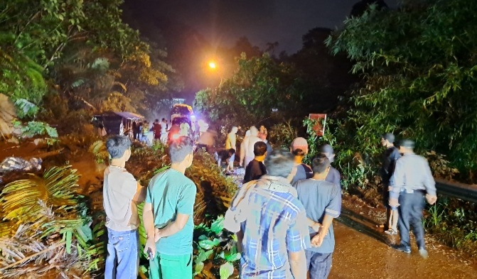 Beginilah suasana Jalan Lintas yang merupakan akses penghubung antara Kota Padangsidimpuan-Batang Toru, atau persisnya di Kelurahan Sitinjak, Kecamatan Angkola Barat, Kabupaten Tapsel, yang sempat tertimpa longsor