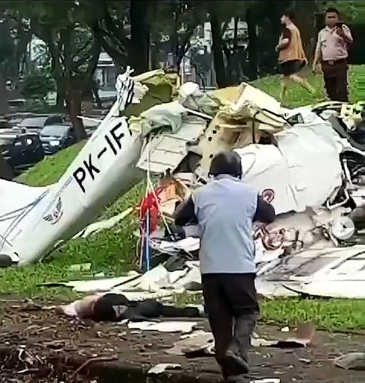 Kondisi pesawat latih yang jatuh di kawasan BSD, Tangerang Selatan