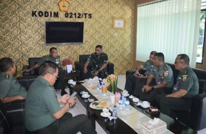 Katim Wasrik Post Audit dari Itdam 1/BB, Kolonel Arh Jan Piter Parningotan Gurning, dan rombongan, diterima oleh Dandim 0212/TS, Letkol Inf Amrizal Nasution, beserta jajaran