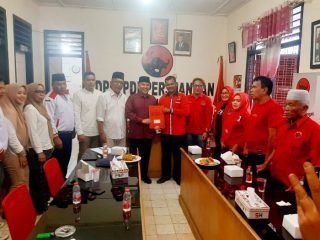 Rusydi Nasution, bersama Tim, mengembalikan formulir pendaftaran kepada Ketua Tim Penjaringan Bacakada, Tigor P Siregar, bersama Ketua DPC PDI Perjuangan Padangsidimpuan, Taty Ariyani Tambunan, Wakil Sekretaris, Charles Kulon Panjaitan, dan Pengurus lainnya