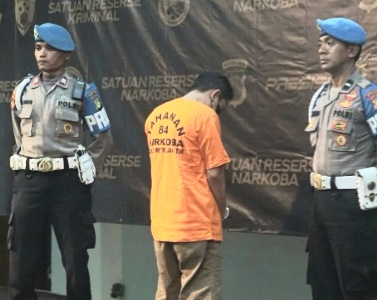 Polisi Gadungan (LN), saat di amankan Polres Metro Jakarta Timur