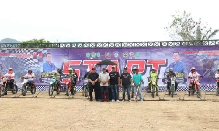 Dandim 0212/Tapsel, Letkol Inf Amrizal Nasution, bersama Ketua DPRD Tapsel, Abdul Basith Dalimunthe, serta lainnya, sesaat sebelum membuka even grasstrack dan motocross Nasution MX Team Padangsidimpuan dalam rangka memperebutkan Piala M Bobby Afif Nasution