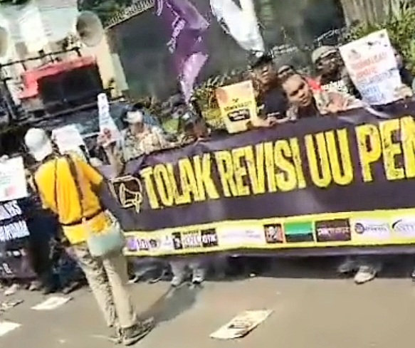 Para Jurnalis dan Wartawan dari berbagai Media menggelar aksi demo Tolak Revisi UU Penyiaran di Depan Gedung DPR RI Senayan Jakarta