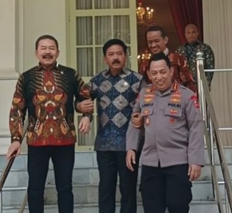 Jaksa Agung ST Burhanuddin (kiri), Menkopolhukam Hadi Tjahjanto (tengah), Kapolri Listyo Sigit Prabowo (kanan) saat menghadiri acara pembukaan sistem pemerintahan berbasis elektronik (SPBE) summit 2024 di Istana Negara