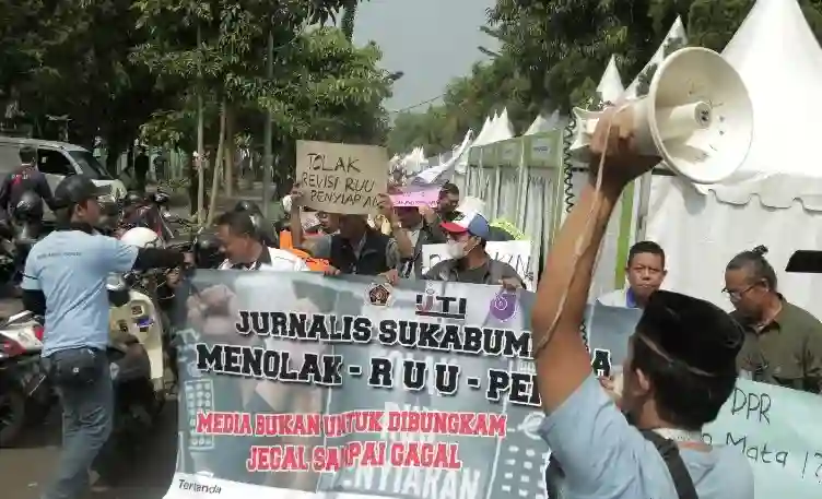 Puluhan Jurnalis Sukabumi saat melakukan aksi unjuk rasa tolak RUU Penyiaran di Balai Kota dan Gedung DPRD Kota Sukabumi