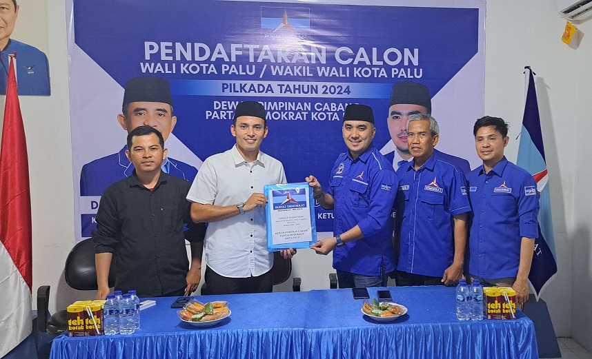 Aktor film, Sinetron dan FTV Mohammad Rifky Alhabsyi saat mengembalikan berkas pendaftaran Bacalon Walikota Palu ke DPD Demokrat Kota Palu.