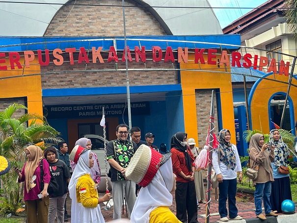 Pj. Bupati Parigi Moutong, Richard Arnaldo melepas kontingen lomba Drum Band dalam rangka perayaan Hari Pendidikan Nasional.