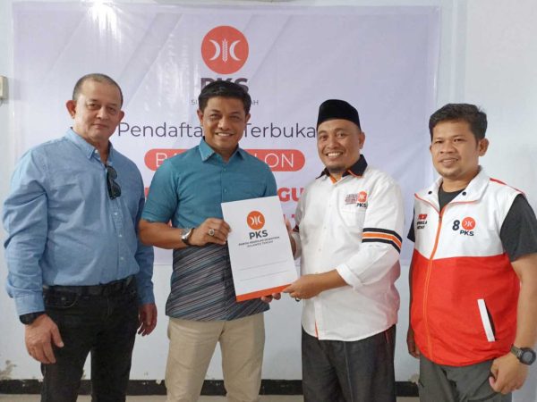 Hidayat Lamakarate Ambil Formulir Pendaftaran Bacalon Gubernur Sulteng 2024 di Kantor DPW PKS Sulteng