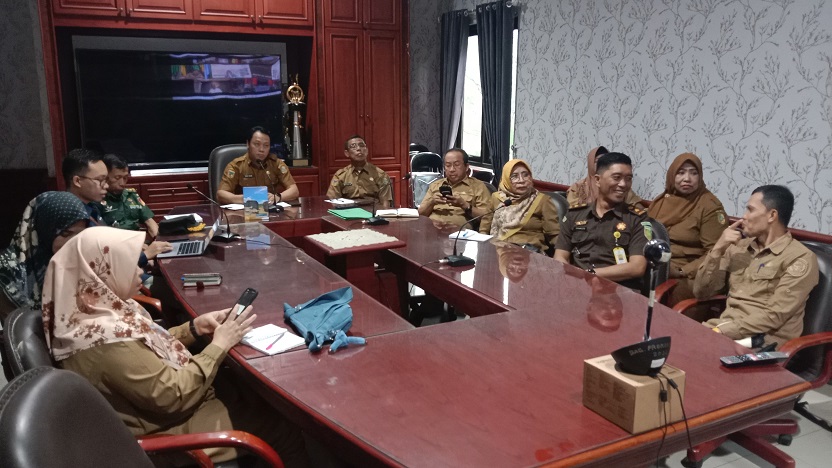 Bertempat di ruang rapat Bupati, rapat koordinasi Inflasi diikuti oleh Asisten II Perekonomian dan Pembangunan Moh. Yasir dan beberapa OPD terkait.