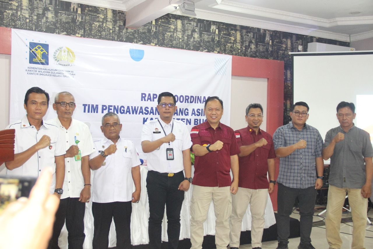 FOTO BERSAMA: Kegiatan Rapat Timpora Perkuat Pengawasan Orang Asing di Wilayah Perbatasan yang dilaksanakan Kanwil Kemenkumham Sulteng.