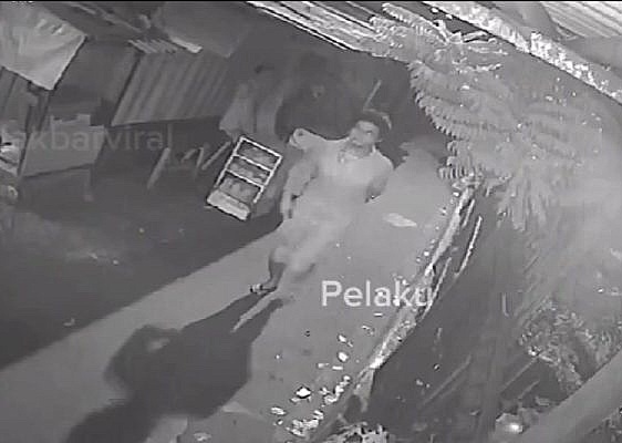 Tangkapan layar CCTV Pelaku penusukan