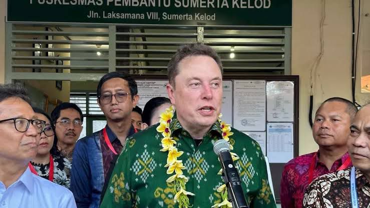 Elon Musk saat menggunakan Batik Bomba di event World Water Forum 2024.