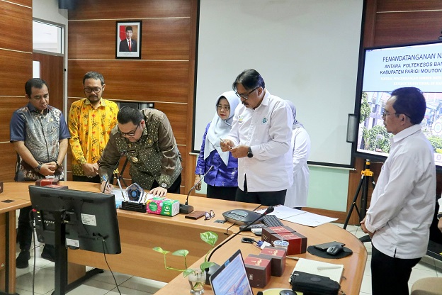 Pj. Bupati Parigi Moutong, Richard Arnaldo saat menandatangani MoU dengan Kementrian Sosial RI