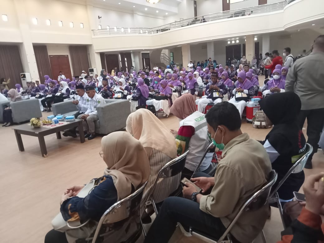 Tampak para calon jemaah haji yang ber do'a sebelum keberangkatan yang dilepas oleh Asisten Bidang Pemerintah dan Kesejahteraan Rakyat, Adrudin Nur.