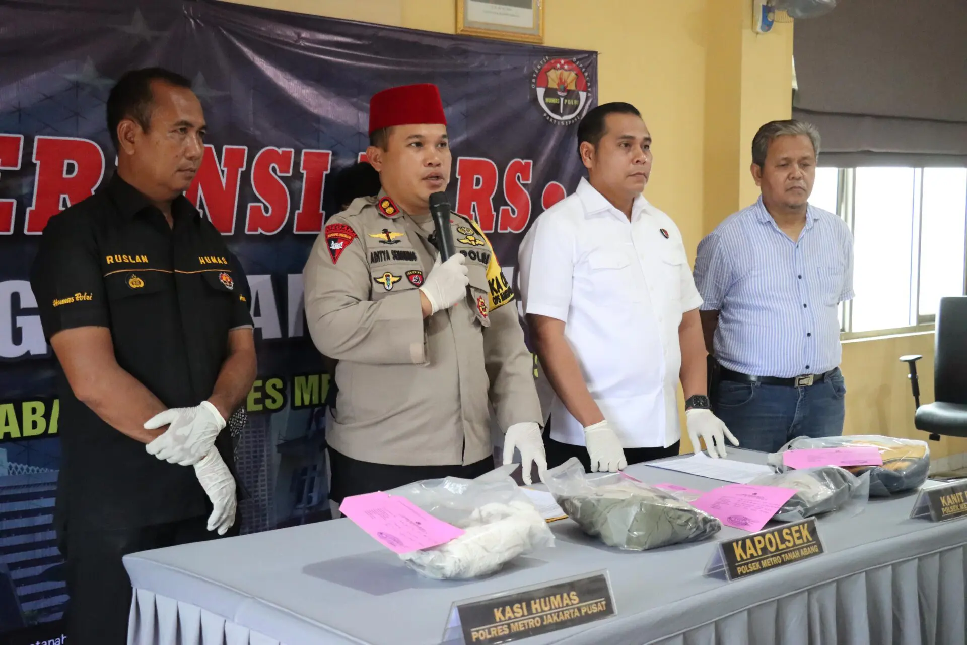 Kapolsek Metro Tanah Abang, AKBP Aditya Simanggara Pratama saat konferensi pers