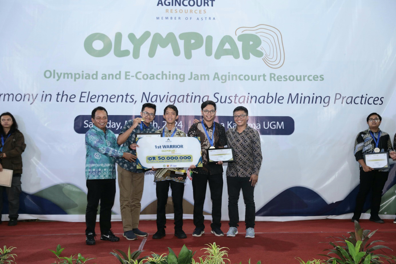 Wakil Presiden Direktur PT AR, Ruli Tanio (kanan) dan Direktur Pembinaan Pengusahaan Mineral Kementerian Energi dan Sumber Daya Mineral RI, Tri Winarno (kiri), menyerahkan hadiah kepada Tim Hornblende sebagai juara 1 OlympiAR 2024