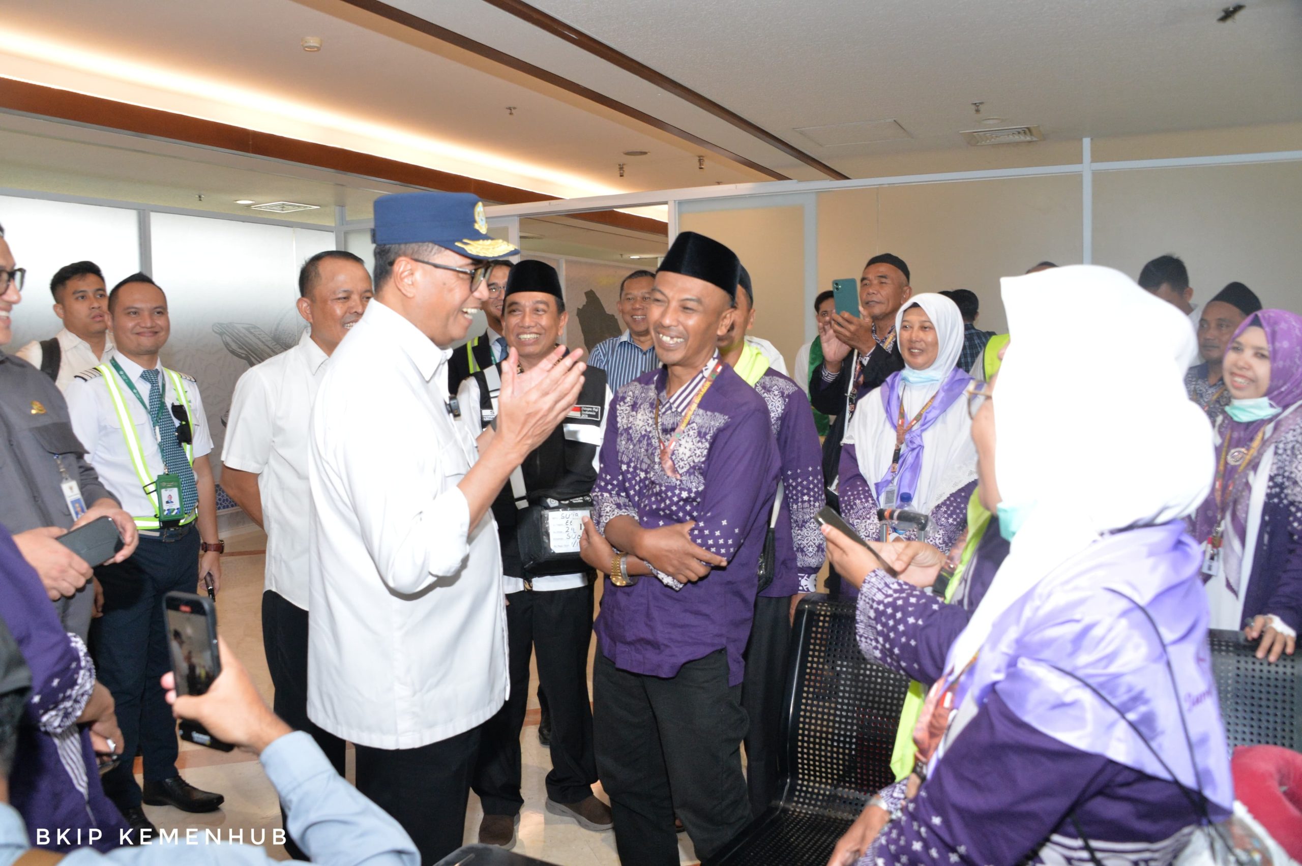 Menteri Perhubungan, Budi Karya Sumadi menyapa calon jamaah haji yang akan berangkat ke Tanah Suci Mekah di Bandara Juanda, Surabaya