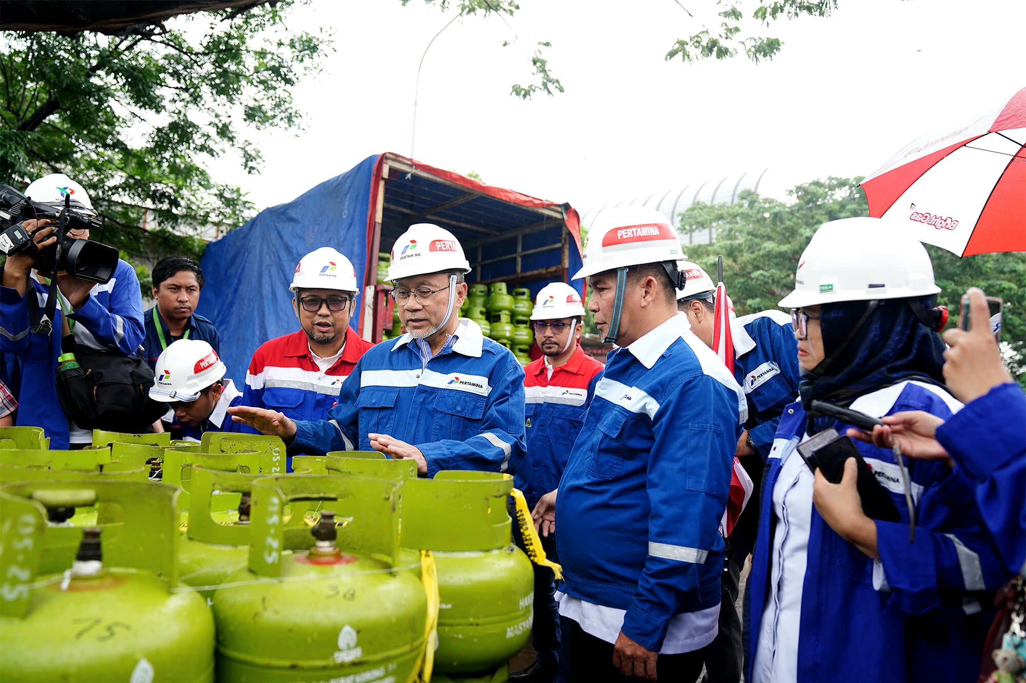 Menteri Perdagangan, Zulkifli Hasan saat memimpin ekspose temuan terhadap produk gas elpiji 3 kg di Stasiun Pengisian Bahan Bakar Elpiji (SPBE) di Tanjung Priok, Jakarta Utara