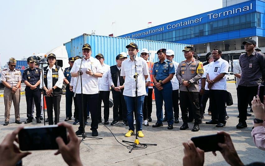 Menko, Airlangga Hartarto saat meninjau Pelabuhan Tanjung Priok Jakarta