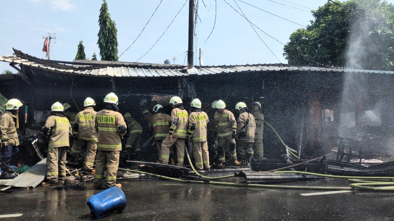 Personil pemadam kebakaran saat memadamkan api di lokasi kejadian