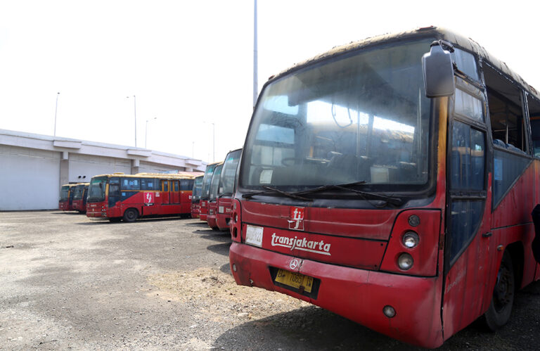 Bus Transjakarta yang tidak layak pakai