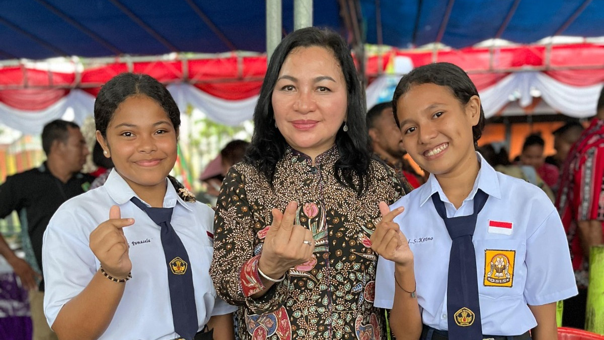 Dirjen Bimas Kristen Jeane Marie Tulung bersama dua siswa SMPTK berprestasi