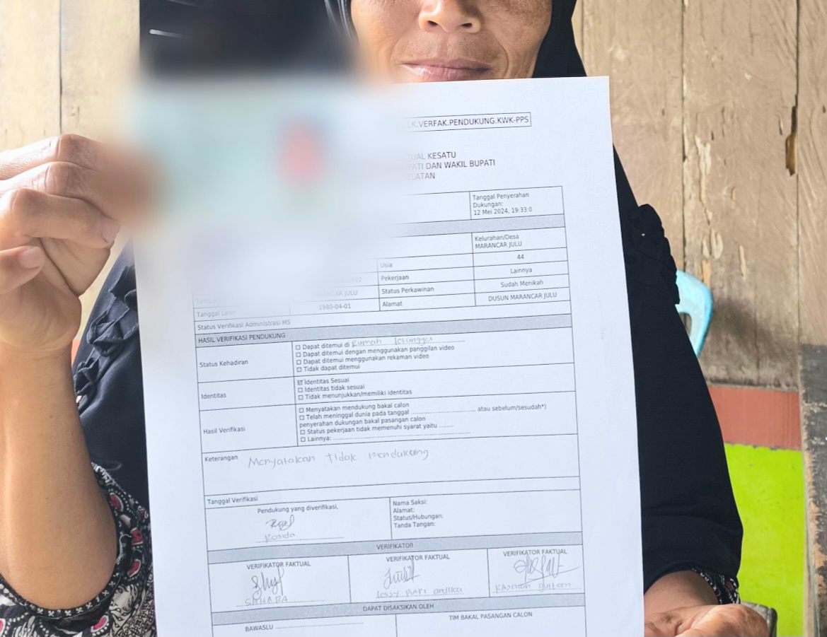 Salah seorang warga saat menunjukkan lembaran formulir verifikasi faktual yang tidak memiliki kolom menyatakan tidak mendukung bakal calon Bupati dan Wakil Bupati Tapsel dari jalur perseorangan