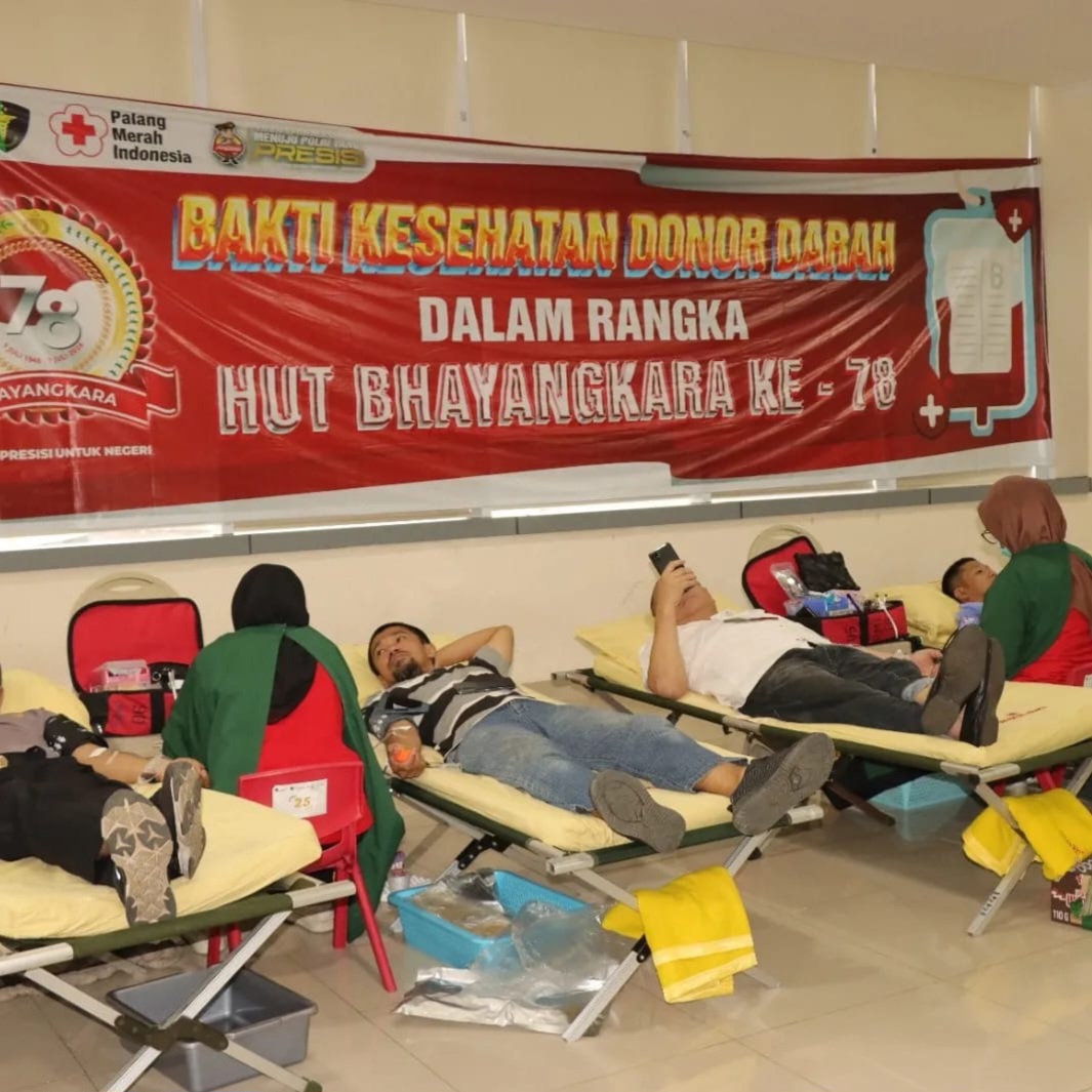 Dokkes Polres Metro Jakarta Barat bersama PMI saat melakukan kegiatan donor darah