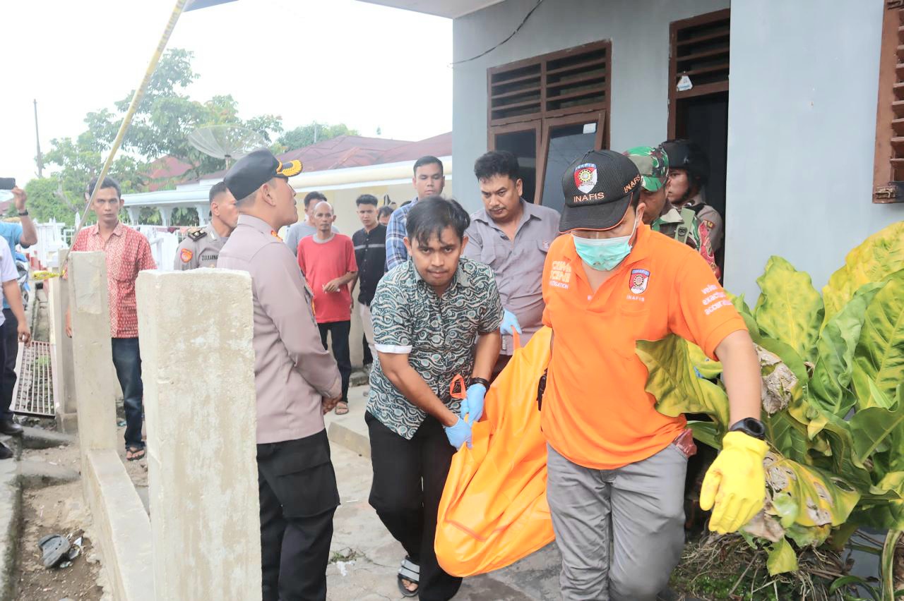 Kapolres Padangsidimpuan, AKBP Dudung Setyawan, memimpin petugas saat melakukan evakuasi jasad korban yang berada di kantong jenazah menuju RSUD setempat