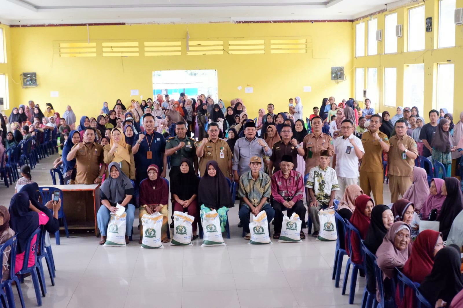 Ratusan KPM saat terima bantuan cadangan beras dari pemerintah di Gedung Adam Malik, Kota Padangsidimpuan