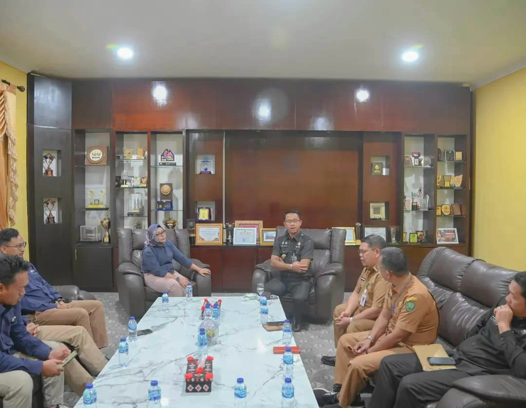 Manager PLN UP3 Padangsidimpuan, Yessi Indra, dan jajaran saat menggelar pertemuan silaturahmi dengan Plt Sekda, Roni Gunawan Rambe