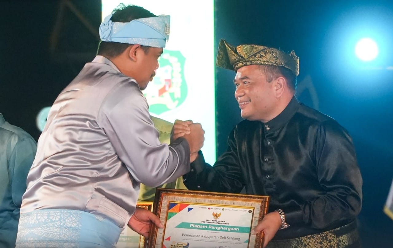 M Bobby Afif Nasution (kiri) salam komando dengan Timur Tumanggor (kanan)